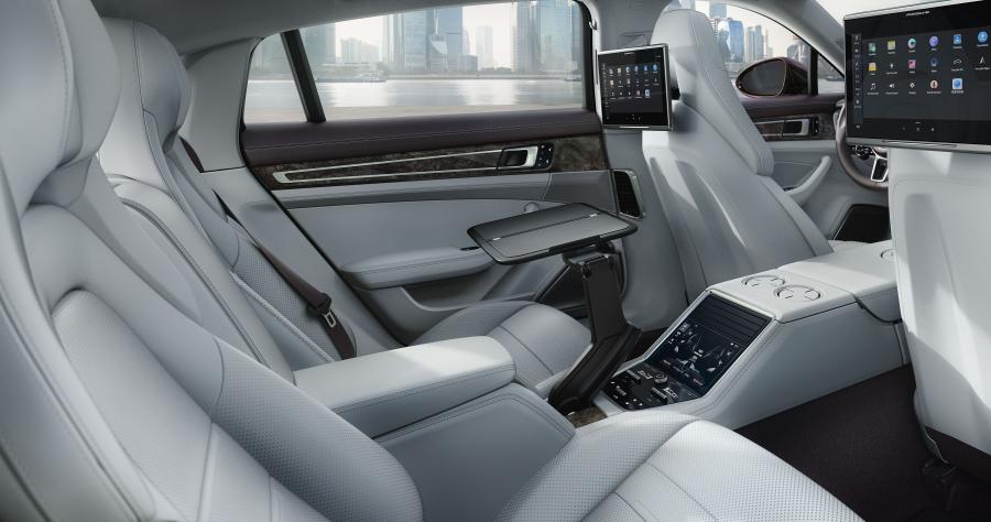 Интерьер Porsche Panamera Executive 2017 года  (WW) (фото 2 из 2)
